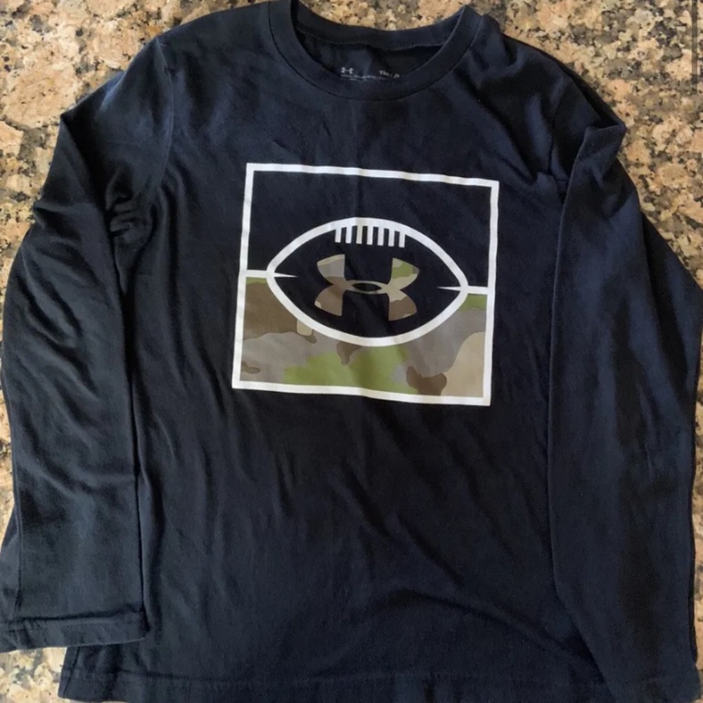 Boys shirt Under Armour Football theme camo size Youth Small 8